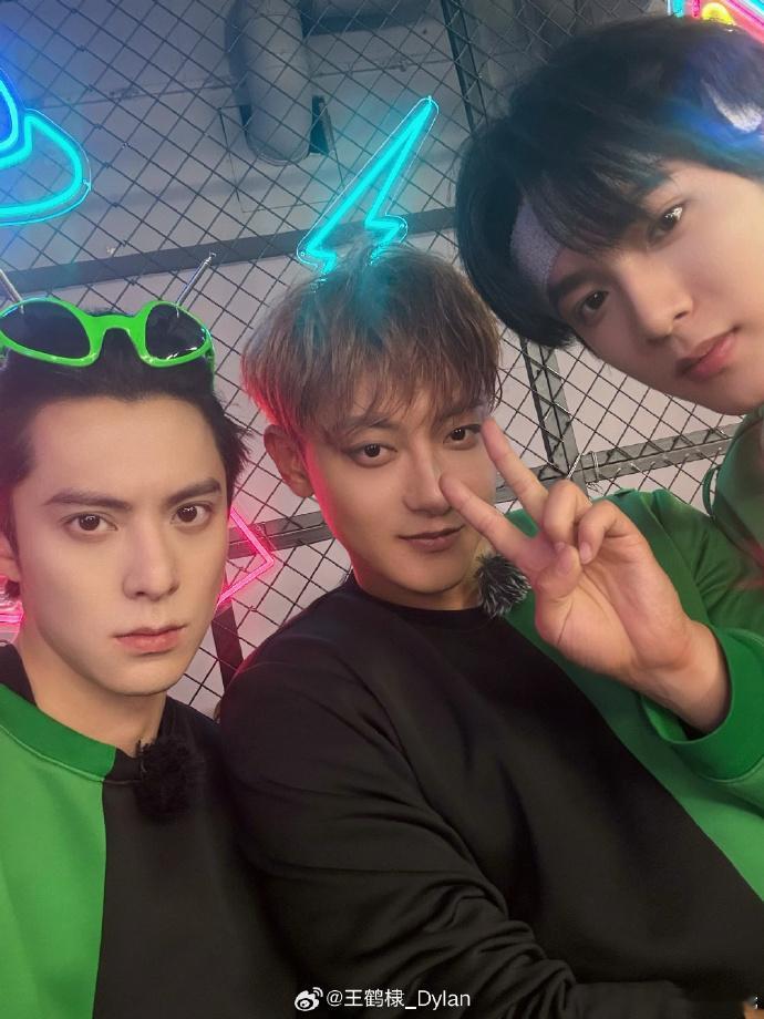 王鹤棣真的好爱黄子韬王鹤棣九张照片六张黄子韬谁能不喜欢王鹤棣和黄子韬的相处模式，