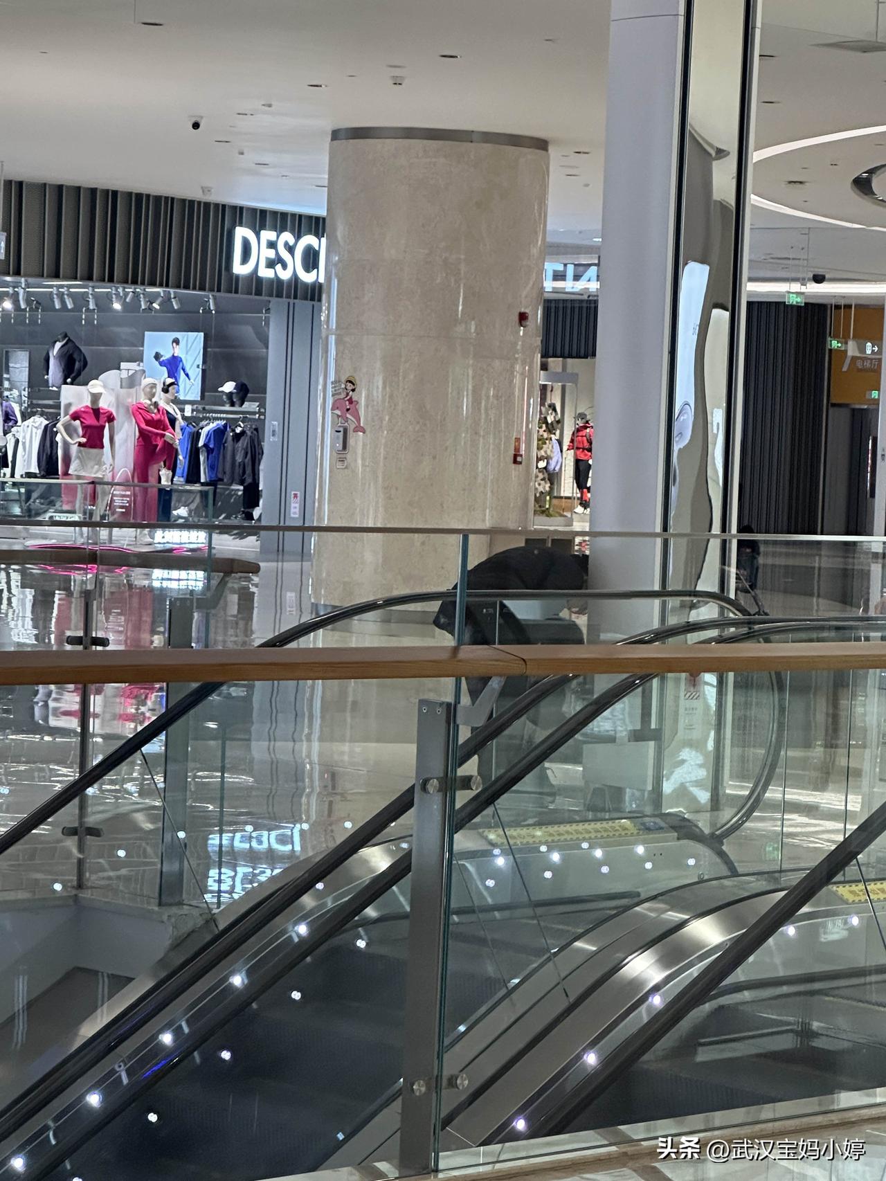 我们门口区域打扫卫生的阿姨升职了，真替她开心😁
阿姨人很好，我们扔垃圾的位置很