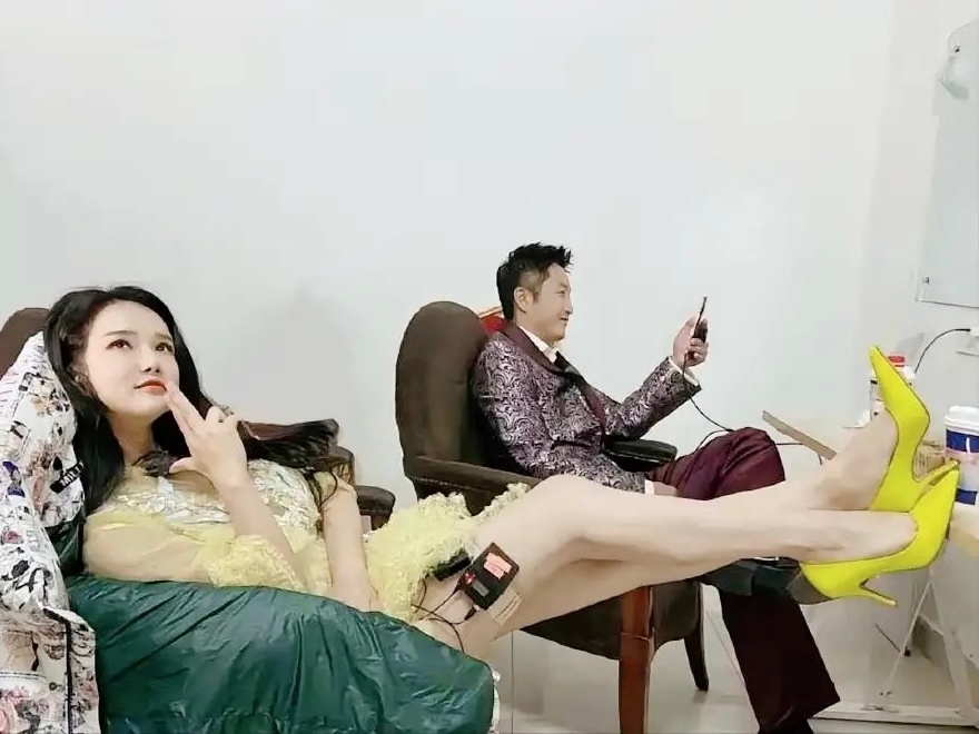 邹市明最风光的那天，她翘着腿抢走了所有镜头 