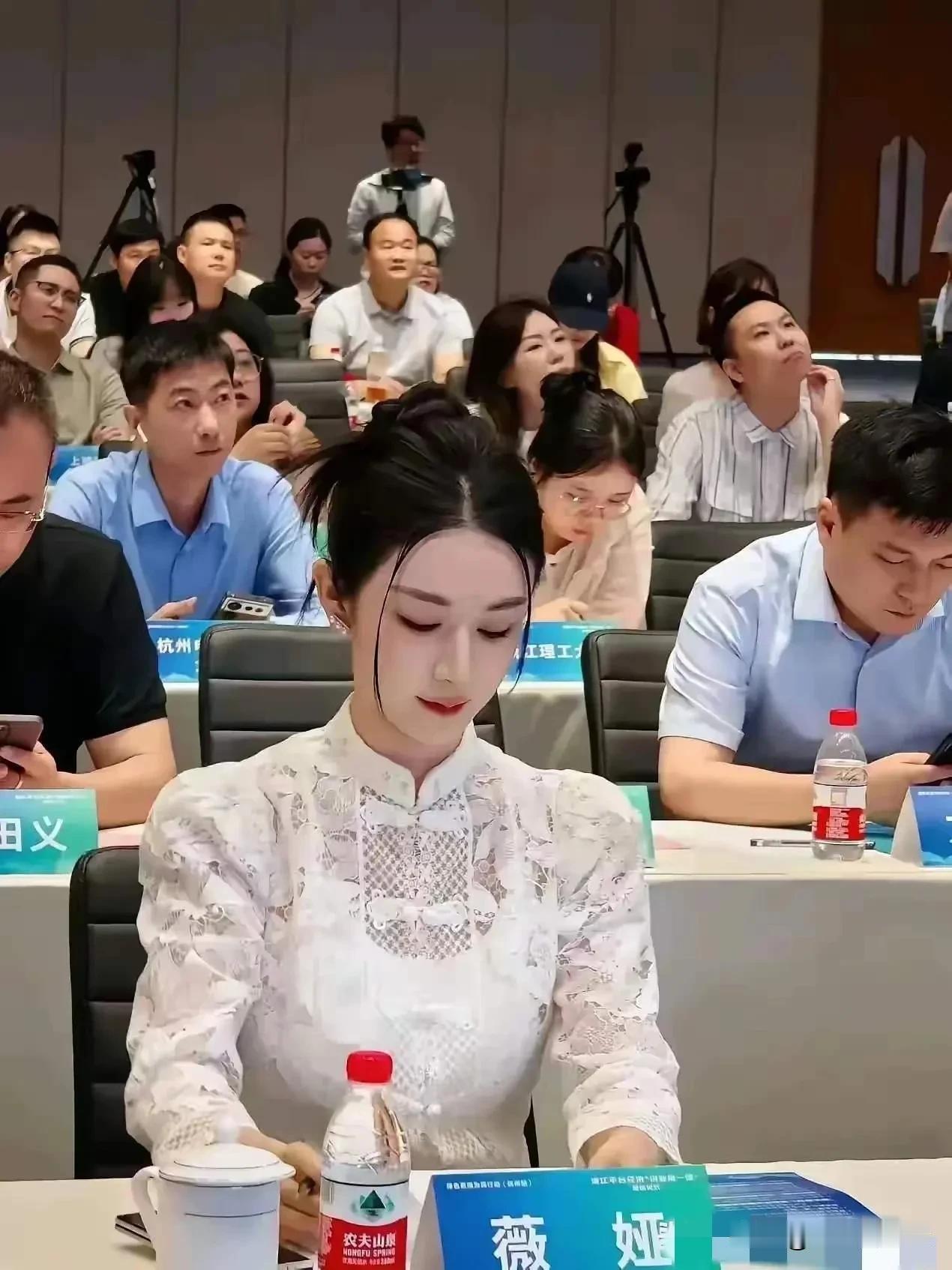 不是说这个女网红因为偷税漏税被处理了吗，为什么近期她还能堂而皇之和大学教授和其他