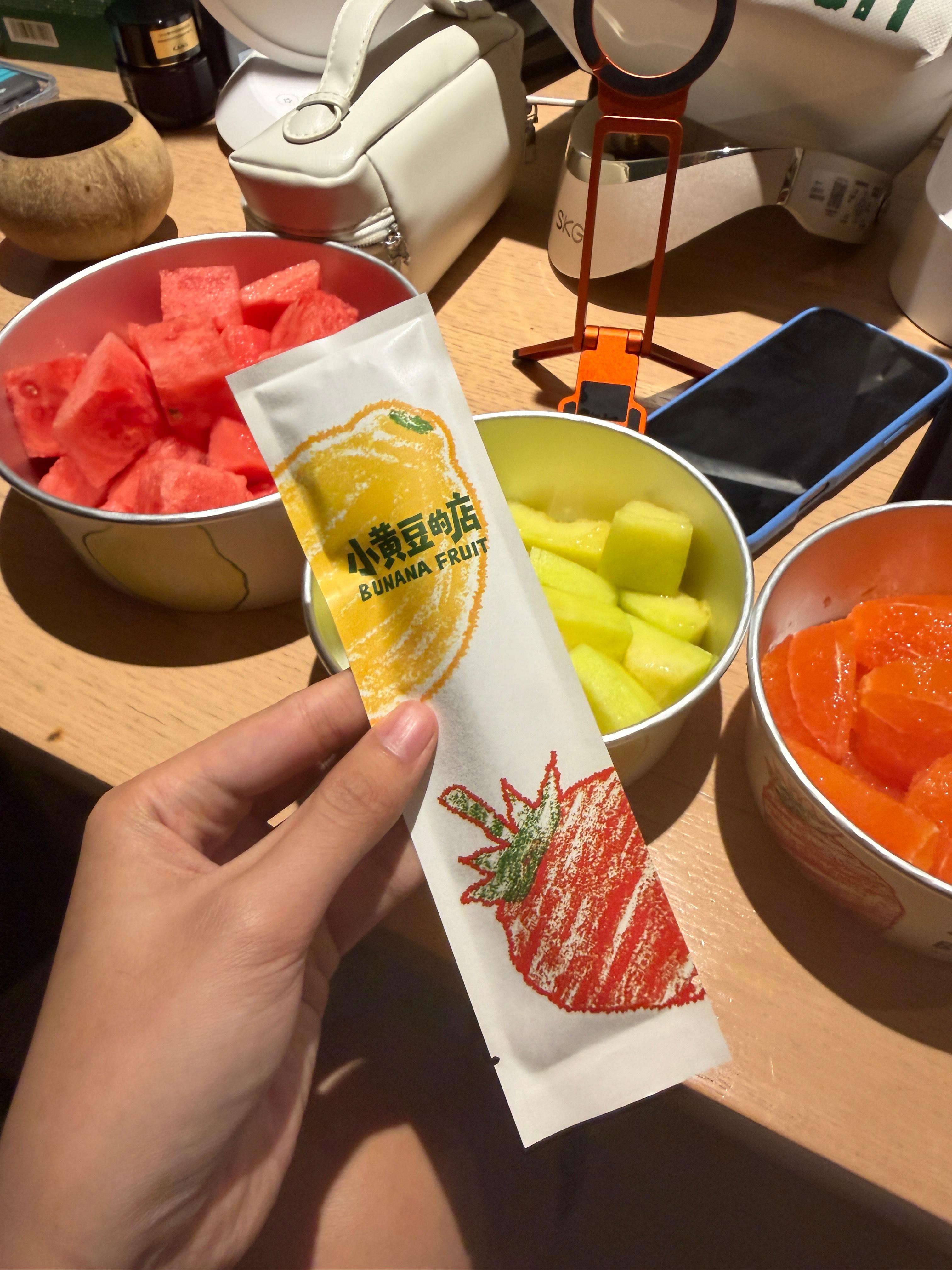 打卡一下小黄豆的店 三盒100块，贵确实是贵的，我点的好像还是最便宜的三个哈哈哈