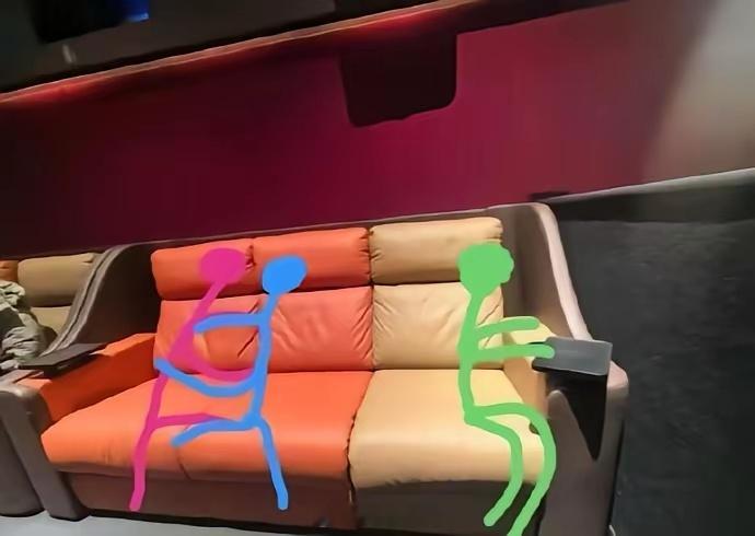 电影院这个位置好尴尬啊，情侣旁边还坐了个人？ 