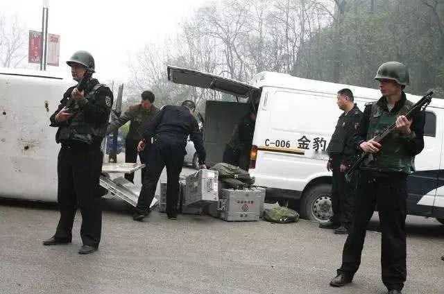 为什么运钞员不用手枪，也不用步枪，偏选择被军队淘汰的霰弹枪？

很多人不知道，押