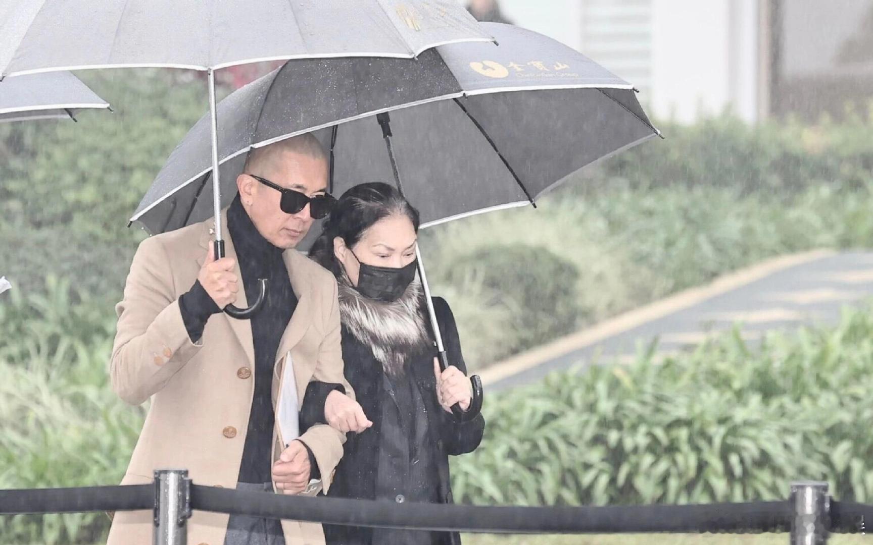 大S亲朋好友现身纪念雕像现场大S的亲朋好友现身纪念雕像现场，希望具俊晔和S妈都能