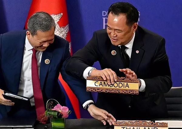 东盟和谈前夜，泰柬边境炮声再起：泰军称“已控制几乎全部目标区域”
---

  