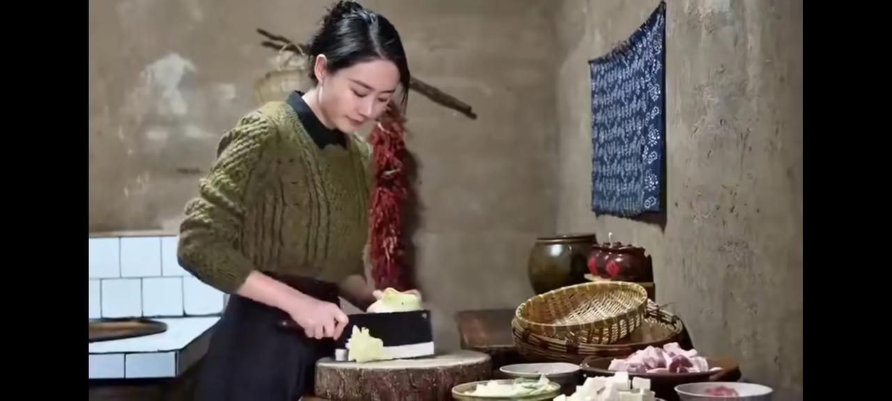 这个厨房是比较简单[捂脸][捂脸]，没关系，美女厨师心灵手巧，一会儿做了三个菜，