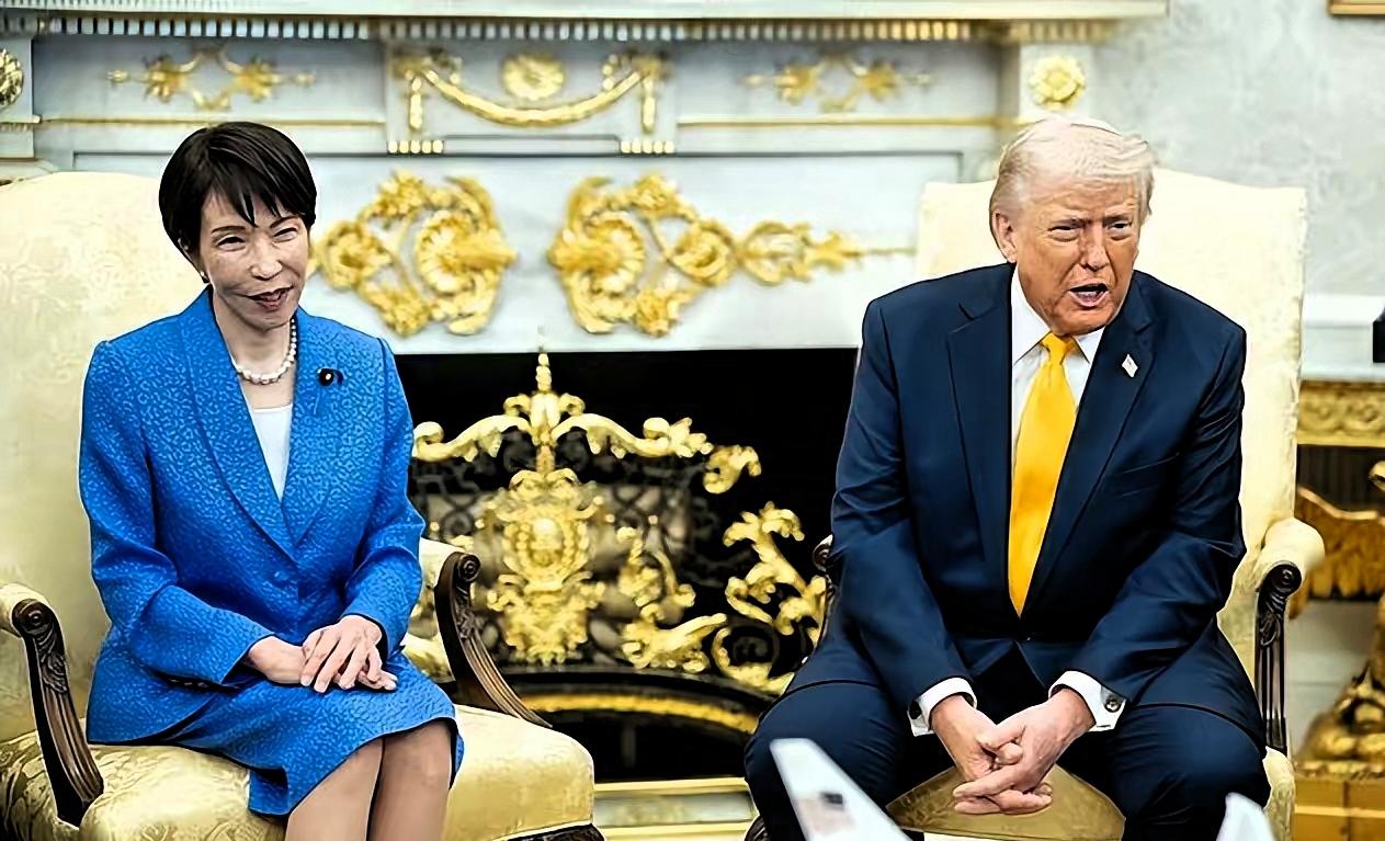 川普又整出载入外交史册的名场面！
3月19日白宫记者会，日本记者质问突袭伊朗不通