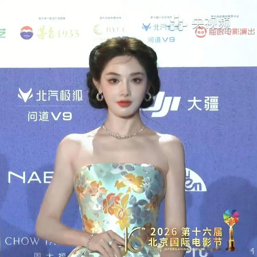 彭小苒今天的妆造好美呀 