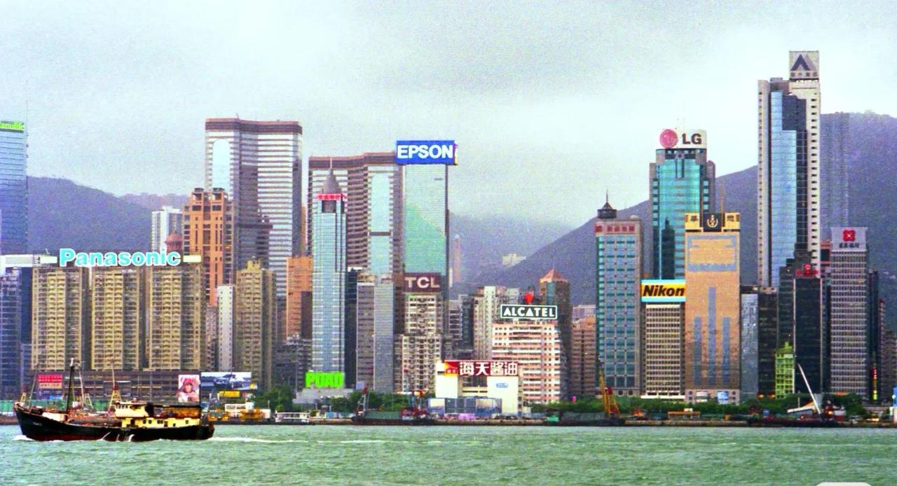 二十几年前的香港维港
那时候的维港尼康logo色彩真漂亮，1988年设计使用，到