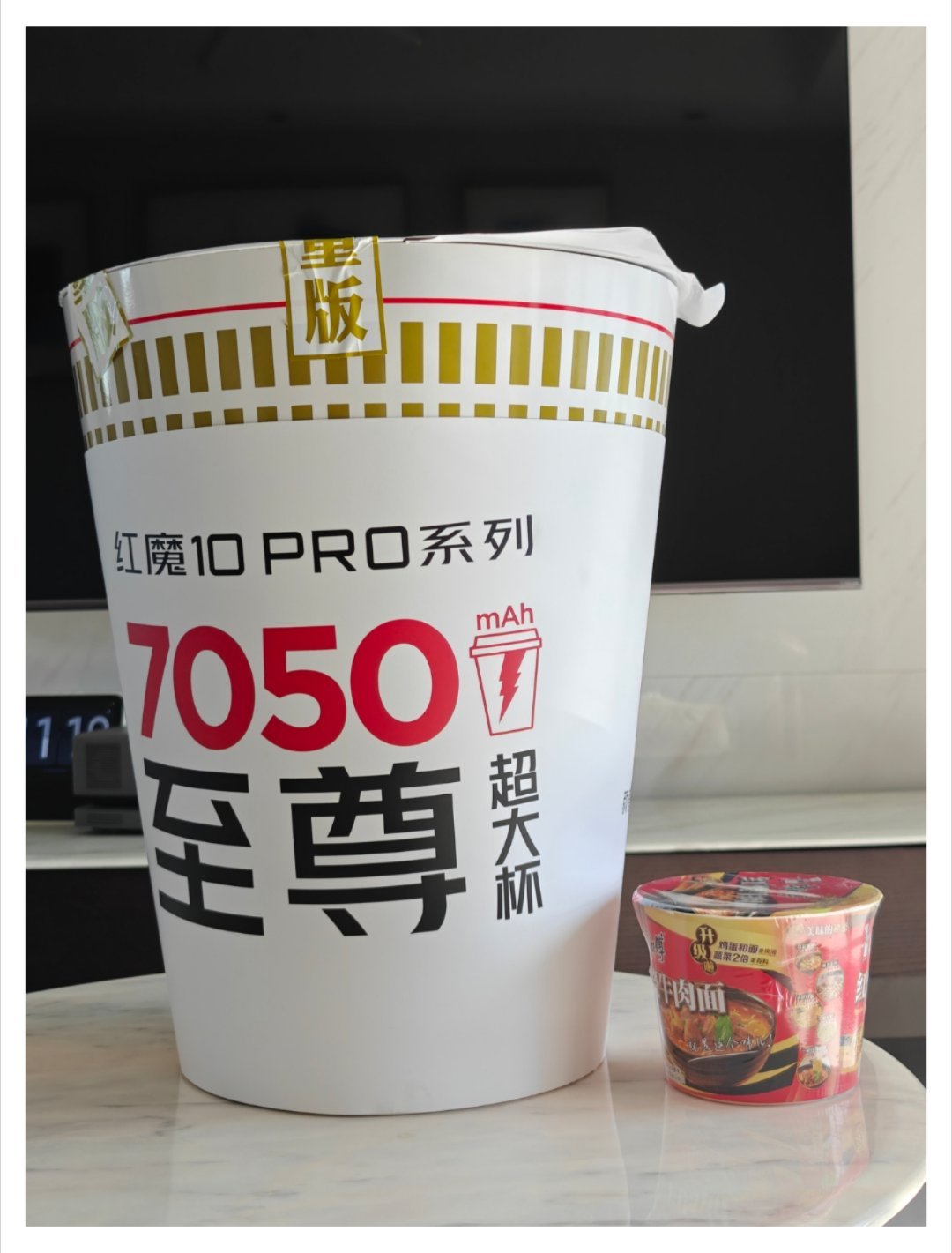 红魔寄来的至尊超大杯-泡面，真的超大，整整放了三层，一共24杯，很吓人。 