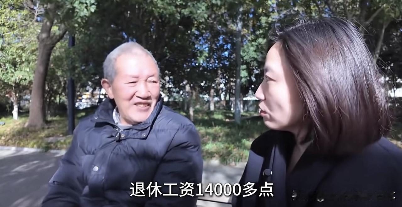 感觉国内是反过来了。理论上应该是正在上班的工资高于退休人员的退休金。在日本，老人