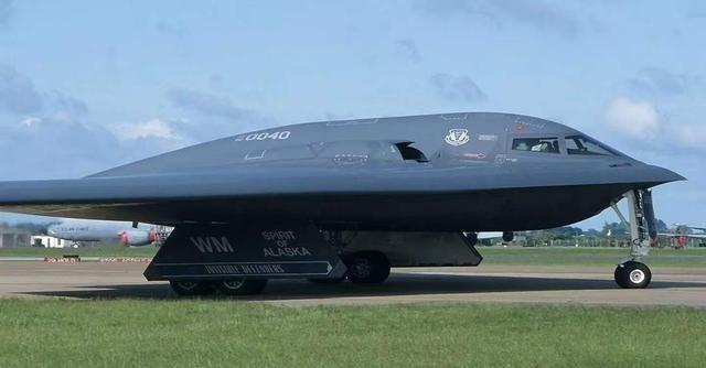 美国现在这处境，挺尴尬的。两个航母战斗群——“林肯”号和“福特”号，270多架战