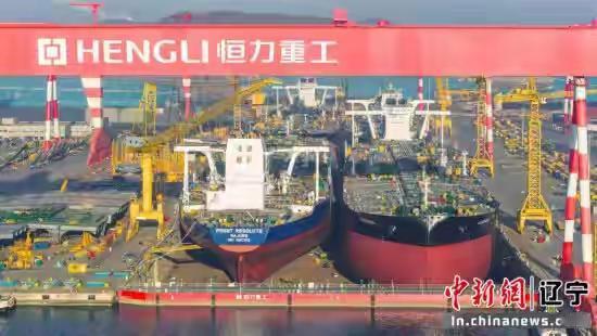 辽宁大连：4艘超大型油轮同日出坞 创造全球行业新纪录
辽宁大连：4艘超大型油轮同