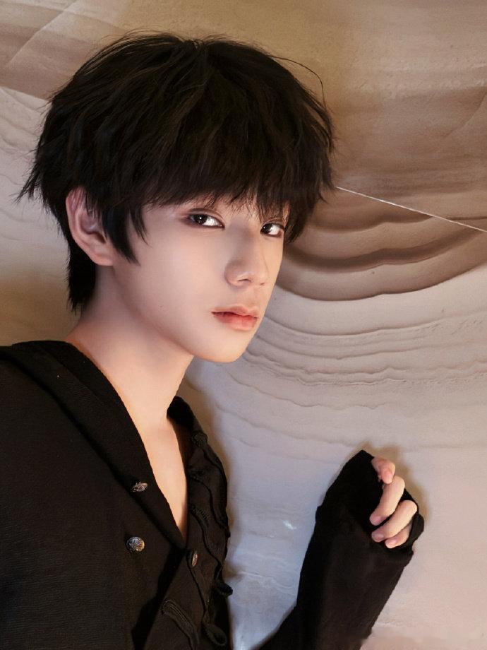 王橹杰戳脸照王橹杰黑衣戳脸 王橹杰戳脸照，黑衣好帅吧 