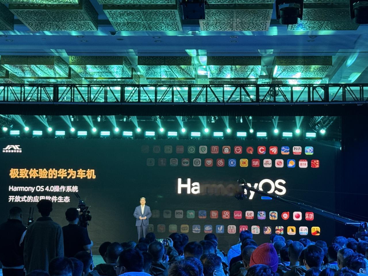 江淮瑞风RF8搭载华为车机系统，能比支持多达100款手机APP上车！基本覆盖了高