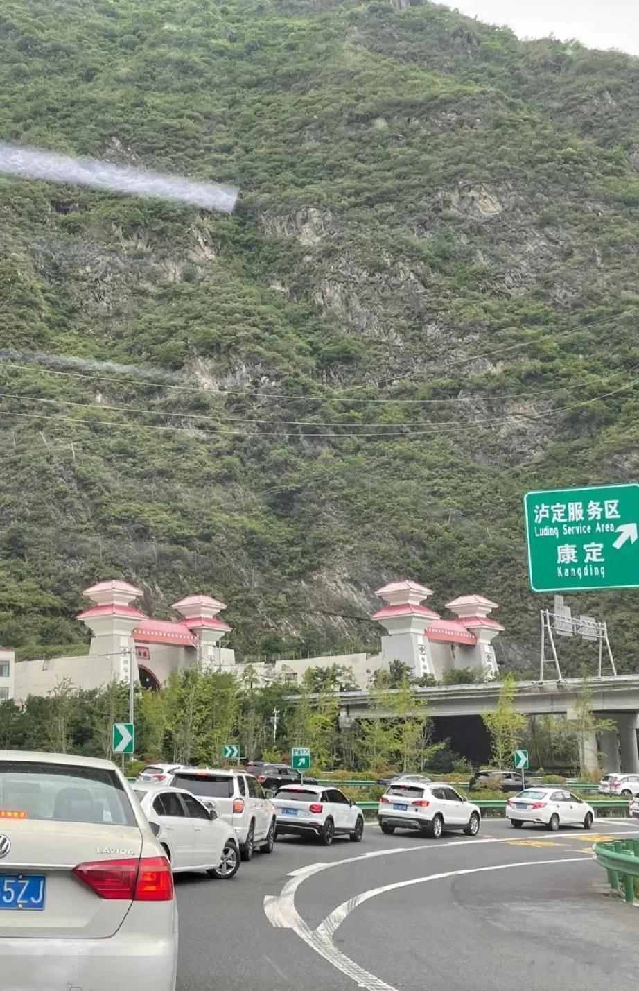 作为中国人，二郎山隧道背后的故事不能不知道！

隧道位于四川甘孜，全长4000多