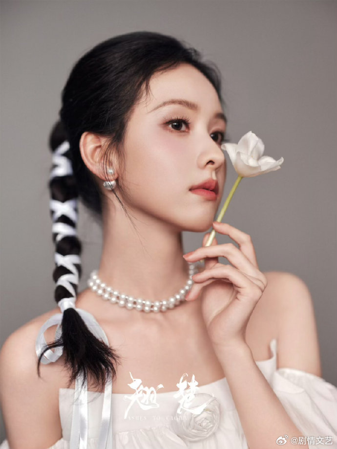 陈都灵周翊然翘楚捧花双人大片 新写真狠狠戳中审美，陈都灵素雅白裙搭配珍珠首饰，温
