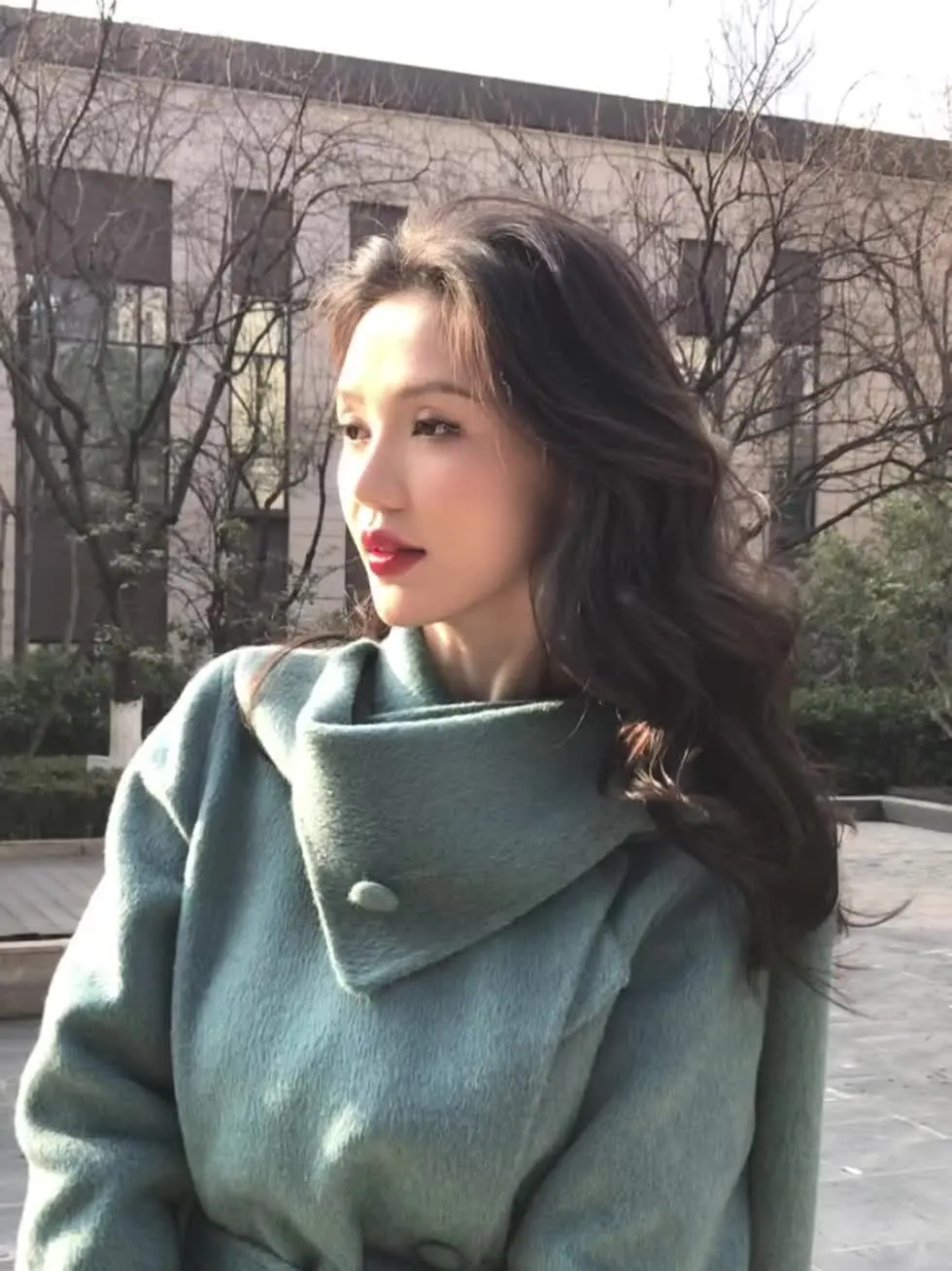 第一批回家过年的快乐小女孩