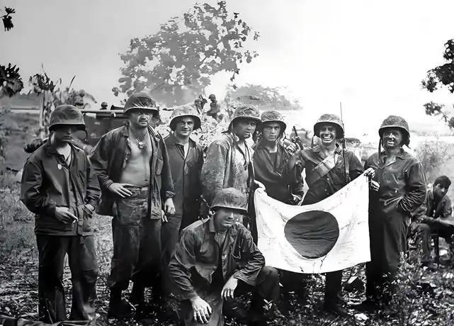 1944年侦察兵扮柴夫，遭3名日军拍肩！1对3如何脱身？
侦察兵老李接到了一个要