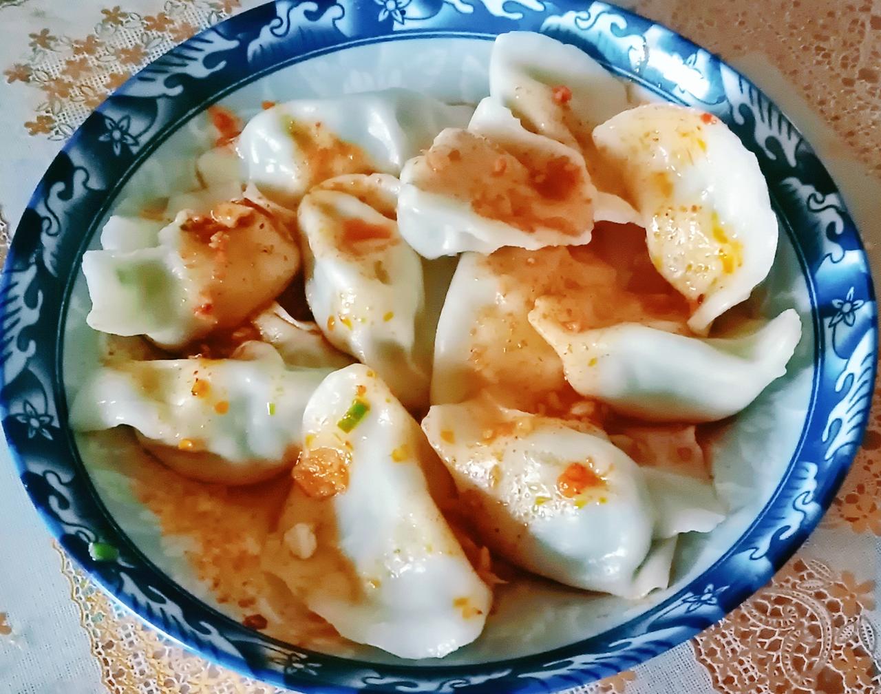 为了减重，今天减少了饭量，就吃这些饺子。