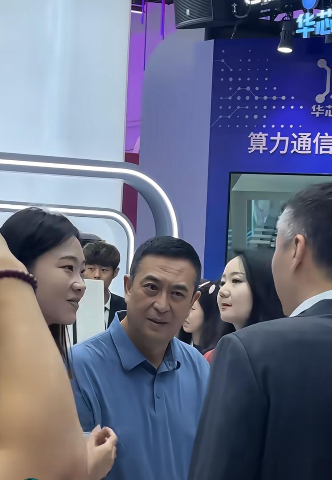 这么近距离看舅确实是老了！
趁现在身体允许赶紧多拍几部剧吧，真害怕他身体哪天不允