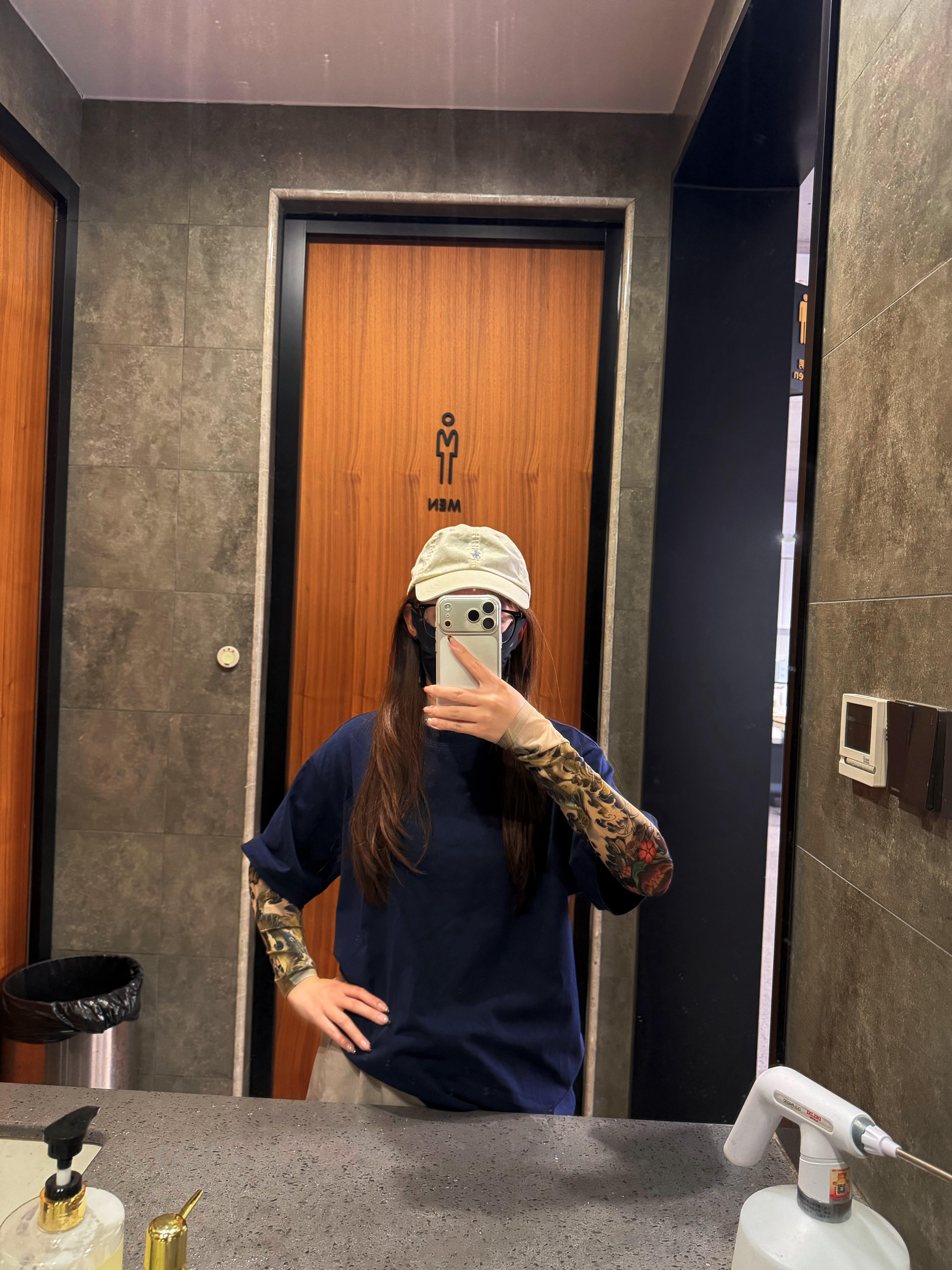 同事送了我一个防晒袖，很像仿真纹身，他说以后让我骑摩托车就戴它[doge] ​​