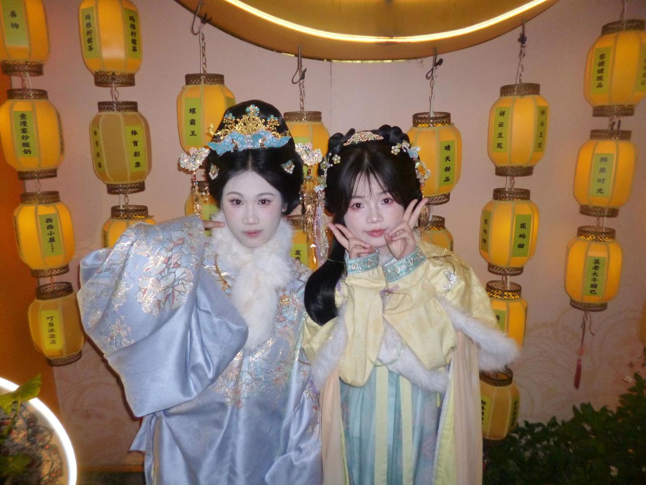 古镇随拍，清爽妹妹。表现不错～～汉服约拍 民族特色民族文化 民族服饰 民族特色民