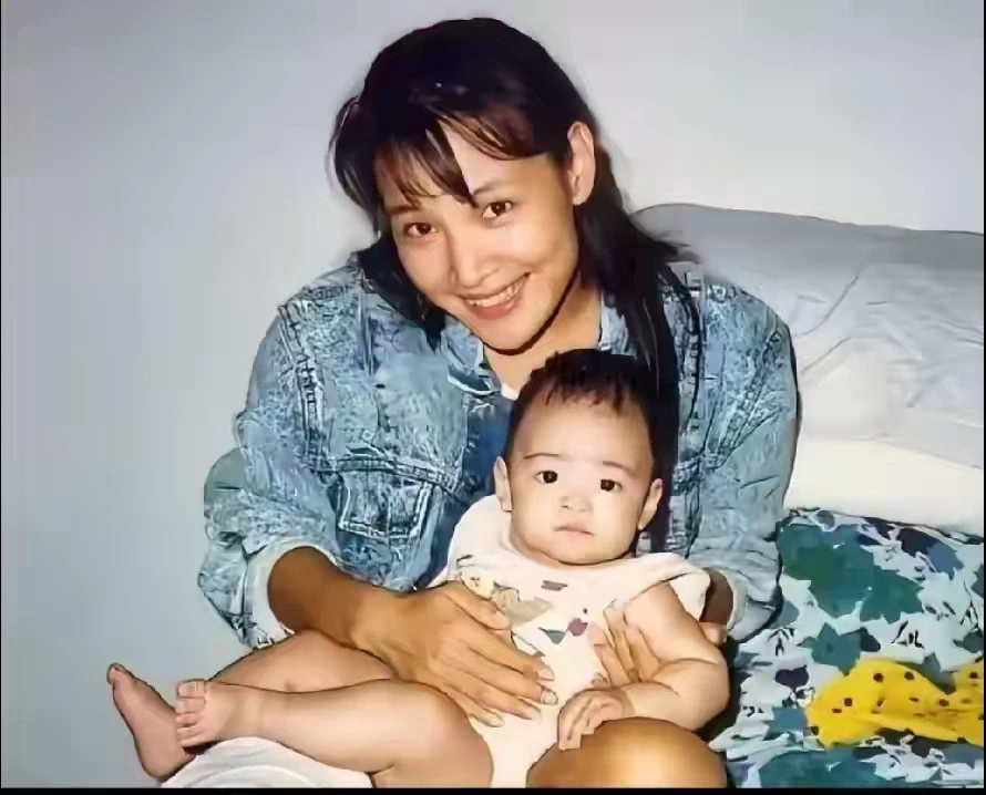 年轻时陈冲在家中与女儿的一张留影。