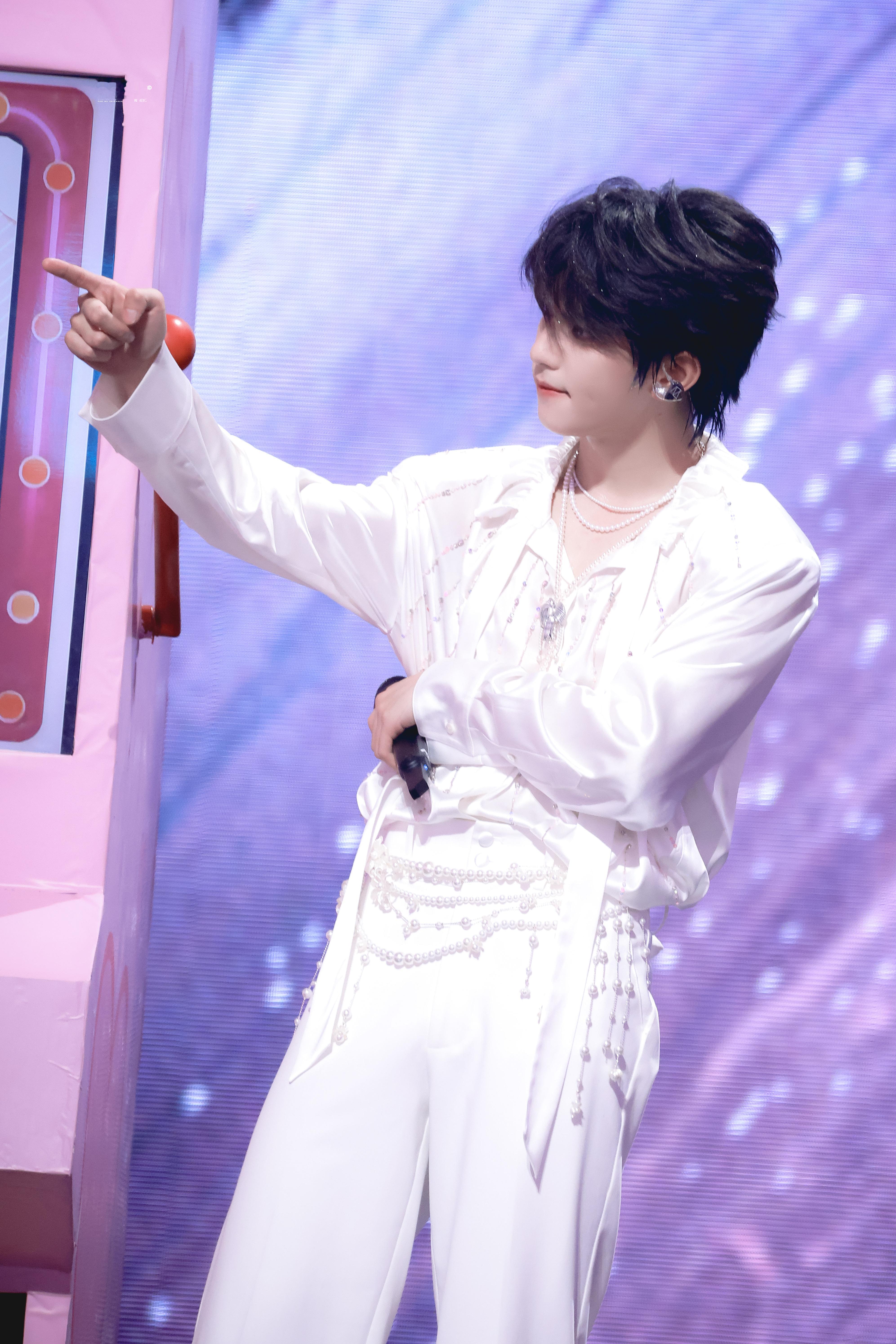 穆祉丞 🧡🩷 穆祉丞局部宇宙巡演 世界瞬息万变 有无数个瞬间我因你而感到幸福