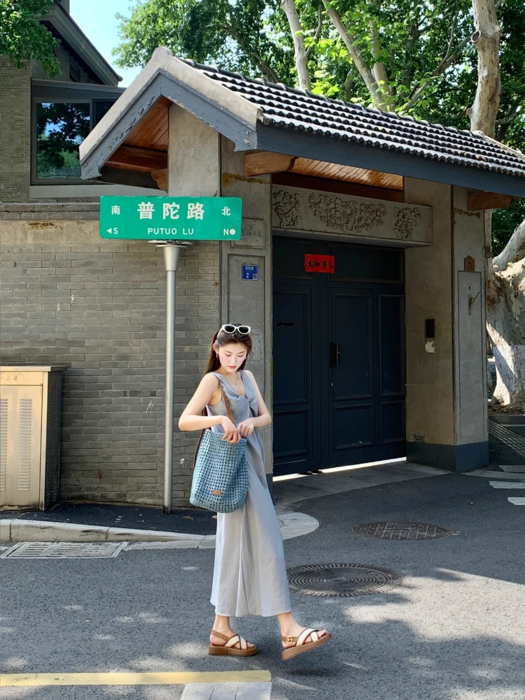 斥巨资买了件微贵的度假裙……