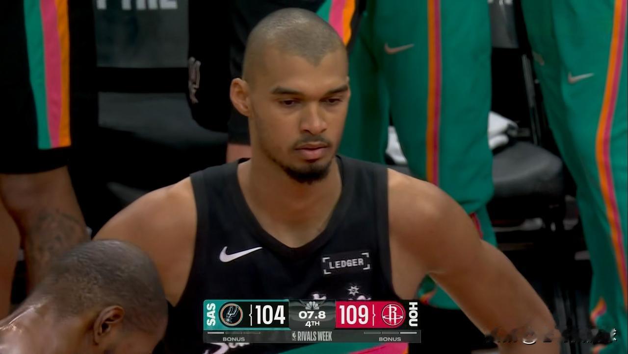 马刺当家球星文班亚马必须要为球队的失利背锅了！今天马刺在客场以106：111不敌