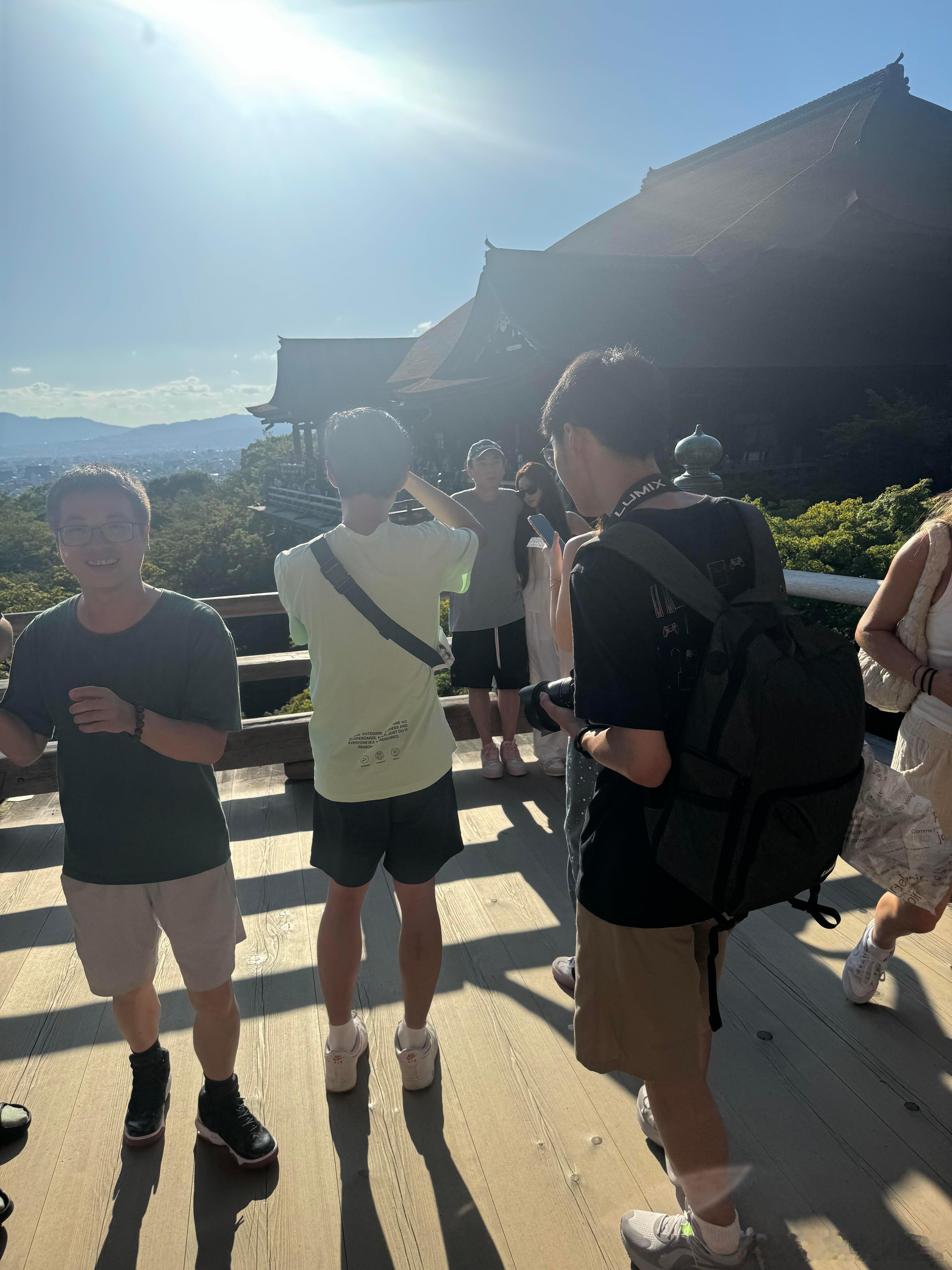 #王思聪与女友拍柯南同款照##王思聪懒懒一起过七夕# ​王思聪与女友懒懒打卡日本