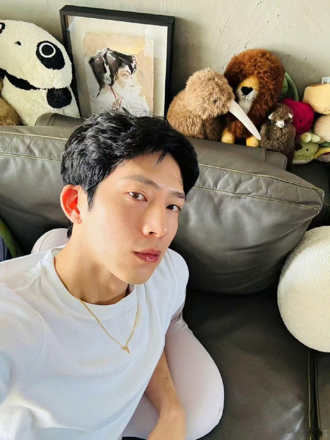 井柏然说自己是中年人难出片井柏然说自己中年人了难出片别这么说～37岁的井叔叔🫣