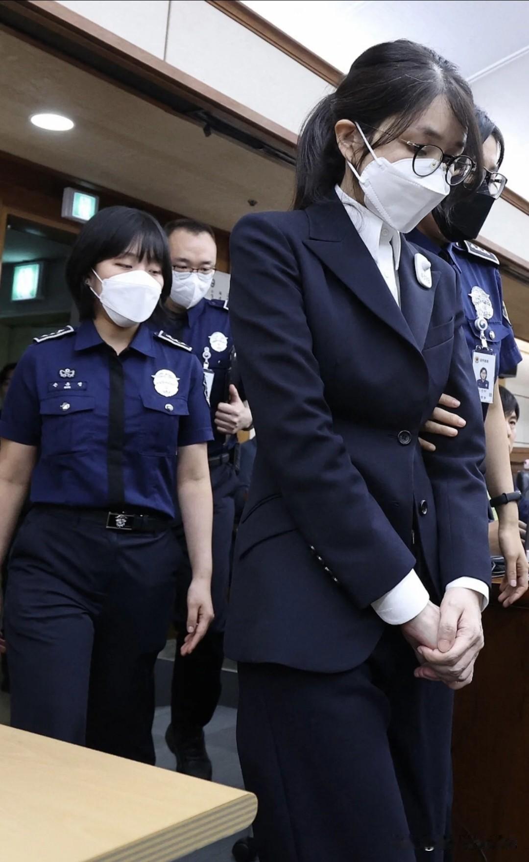 法院只让媒体拍30秒，她低头、抿嘴、小声报上出生年月，被问职业直接一句“无业”。