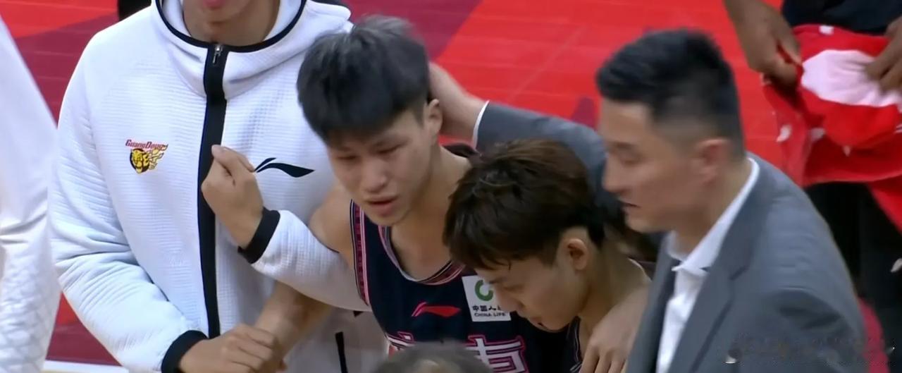 赵锦洋想打出来难了比手帝差多了，杜锋终于给了这位广东孩子机会，却被广州球员干伤了