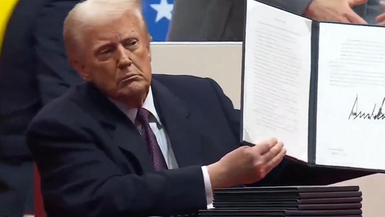 2025年特朗普喊出“美国黄金时代”，一年下来却是另一番光景。马斯克带着政府效率