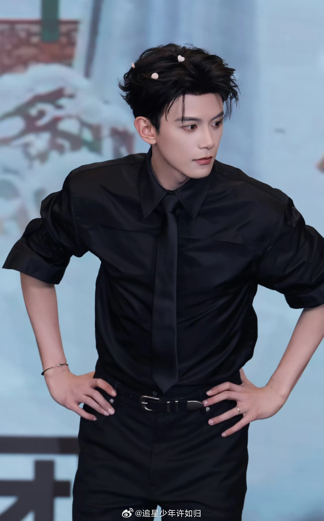 邓凯出道8年依然有新人美 他从人群里过，每个角度都照顾到了。有人喊他他就转头，有