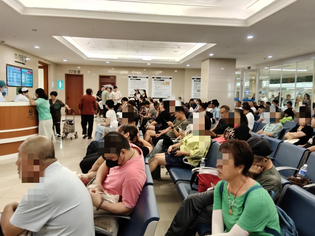 这大热天儿，医院人的没见少呀！
昨天手机上挂了301医院的号，今天去例行验血做了