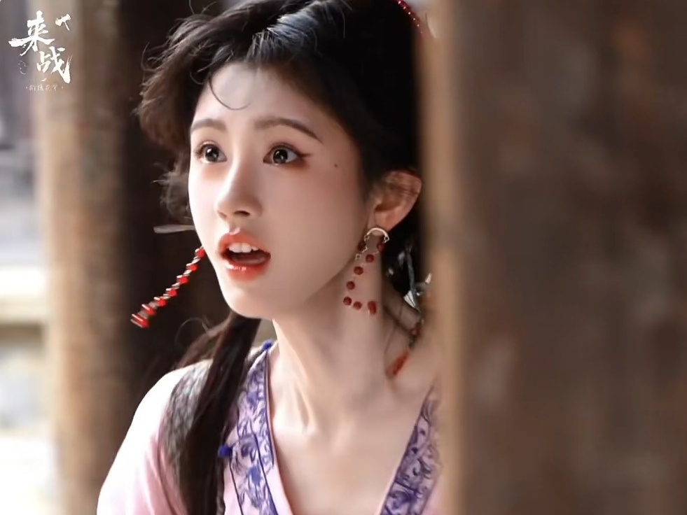 小兔子就那么萌萌的看着你好想捏捏脸颊肉32岁的鞠婧祎