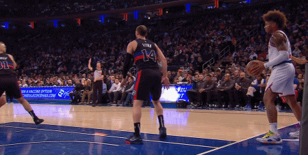 NBA赛场镜头：又来这招？
  背对着防守人，这是大忌呀！