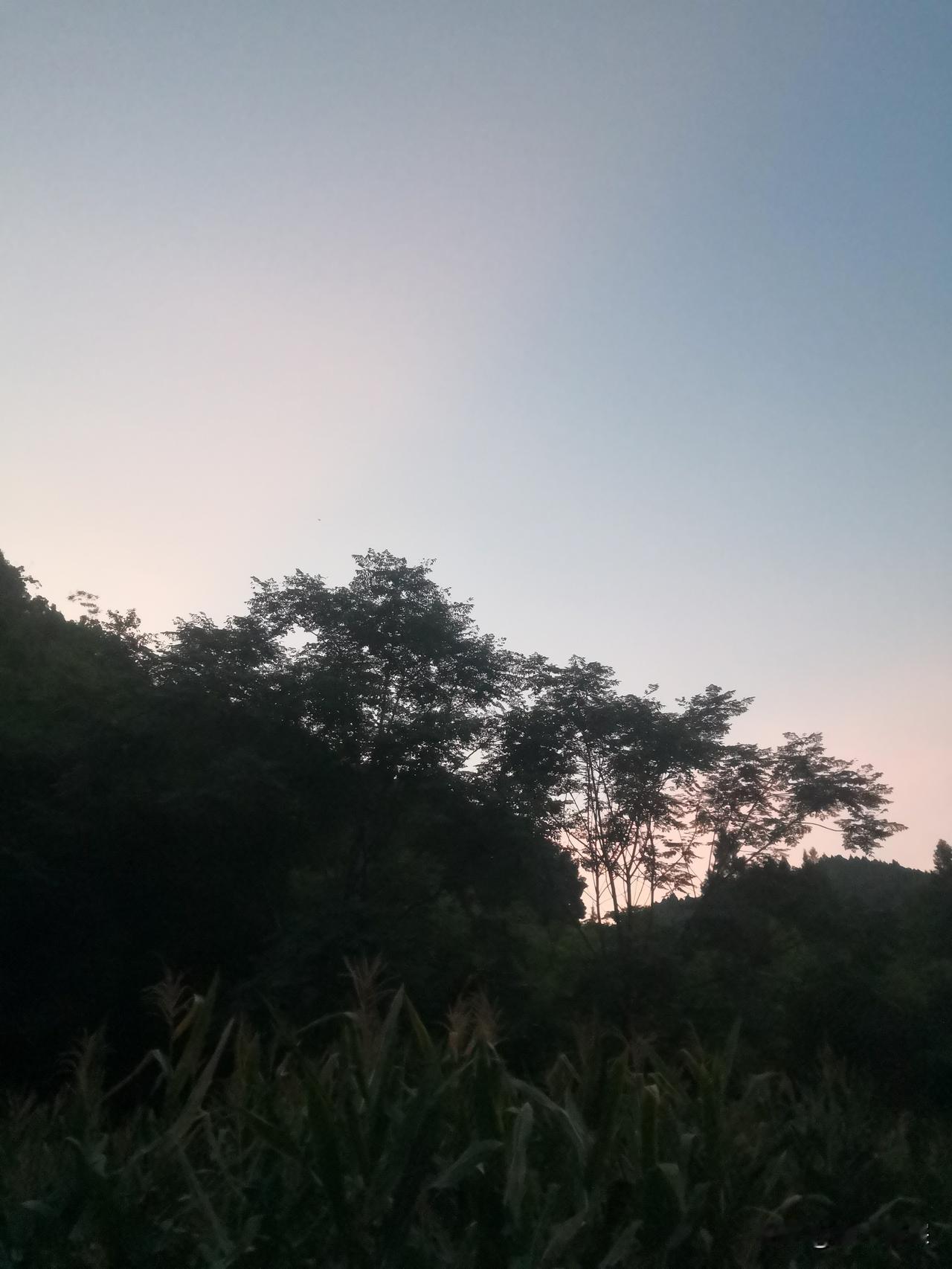 中江西南农村堂屋里面还是闷热的天气，空气不流通，温度今天还是指向32度，一股闷热