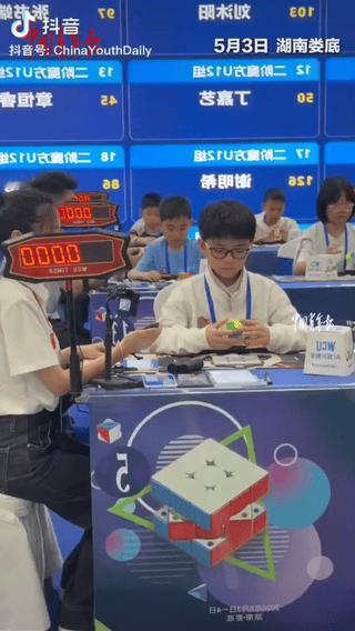 少年强则国强！湖南娄底，一名13岁男孩仅用1.037秒就还原了三阶魔方，计时一开