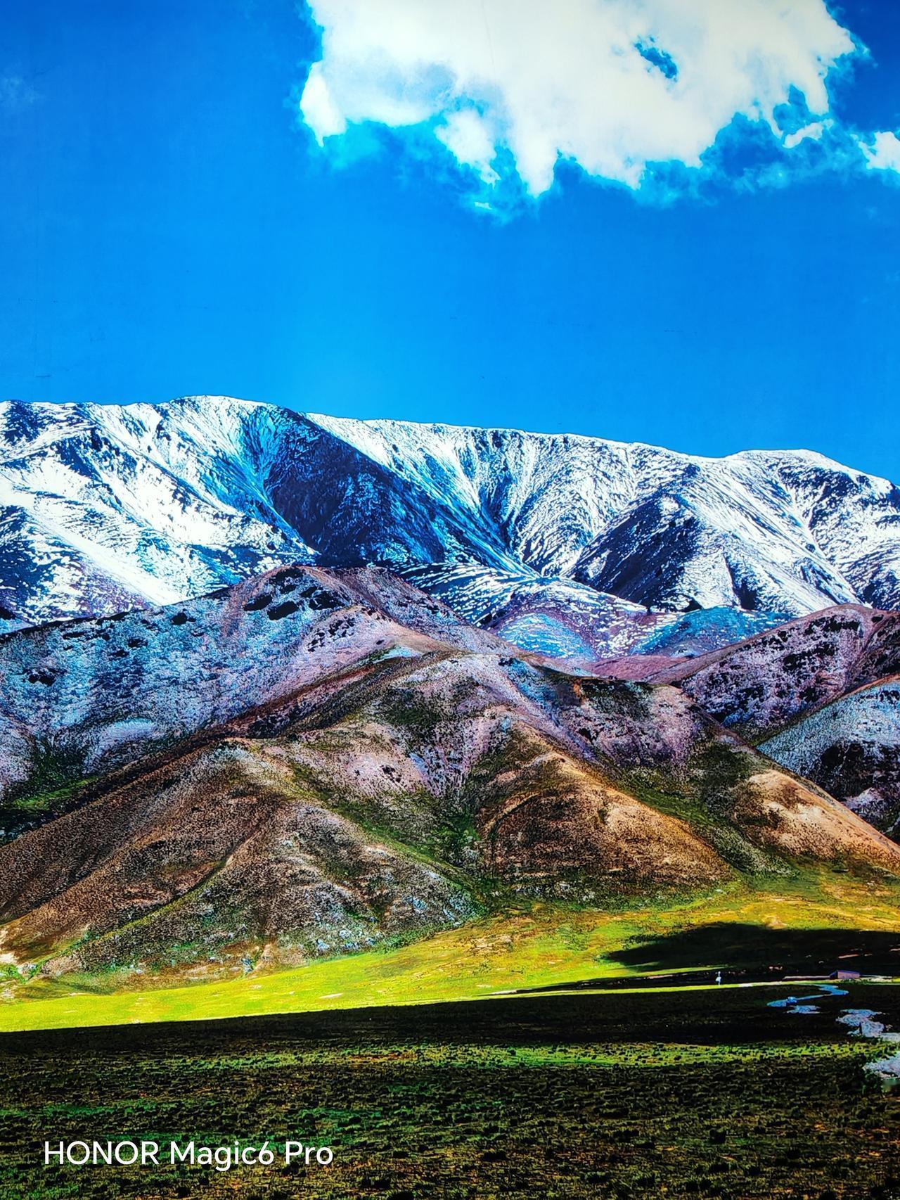 高山巍峨云飘渺，草原苍茫尽眼眸。地铁通道宣传画随手一拍