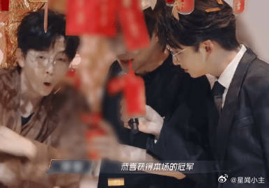 早安拿冠军牌第一反应是喊李承铉铉哥看不懂中文，当场懵圈，这画面又暖又好笑，只能说