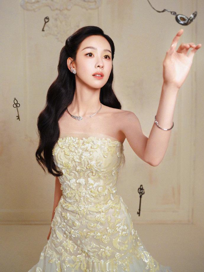 陈都灵就是从童话书里跑出来的公主本主吧~跨年造型也太水灵了陈都灵童话公主