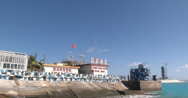 14年中国花300亿打造的永暑岛有多重要？外媒：作用不亚两艘航母。
永暑岛坐落在