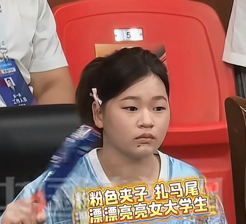 久违露面大变样！全红婵现身浙 BA，牵手小候鸟开球，褪去假小子模样长成可爱少女