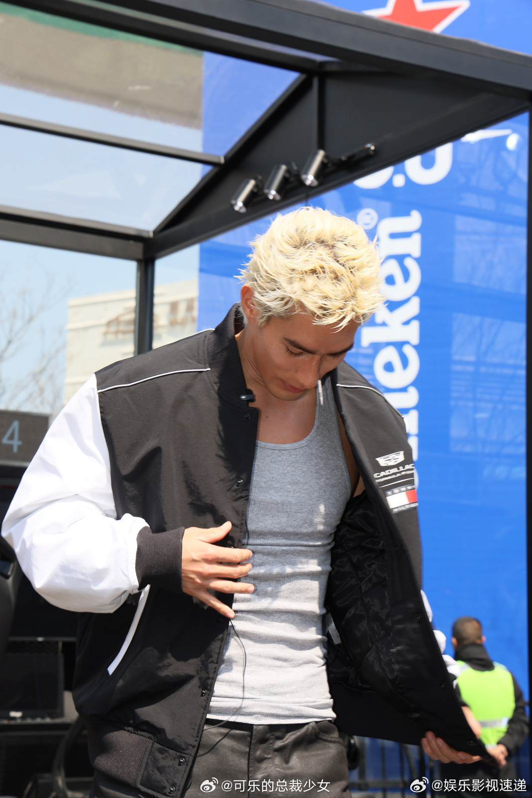 导演快给米卡递赛车手剧本 往赛车里一坐氛围感直接拉满，根本不需要演光是那个画面就