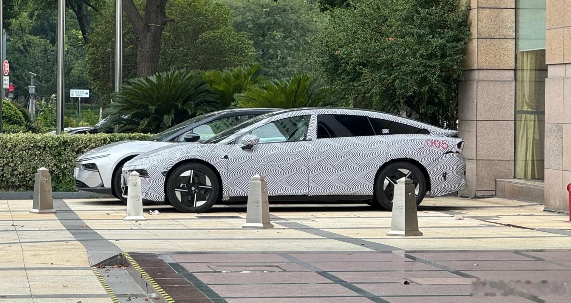 小鹏的新车一波接着一波啊，有网友拍到P7+的伪装车，新的轮毂，充电口貌似换到了左