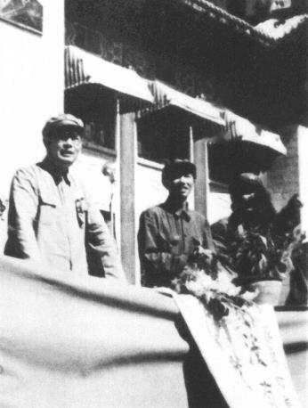 1949年，中共华东分局和广东军区领导在广州欢迎港九观光团时合影。左起:叶剑英、